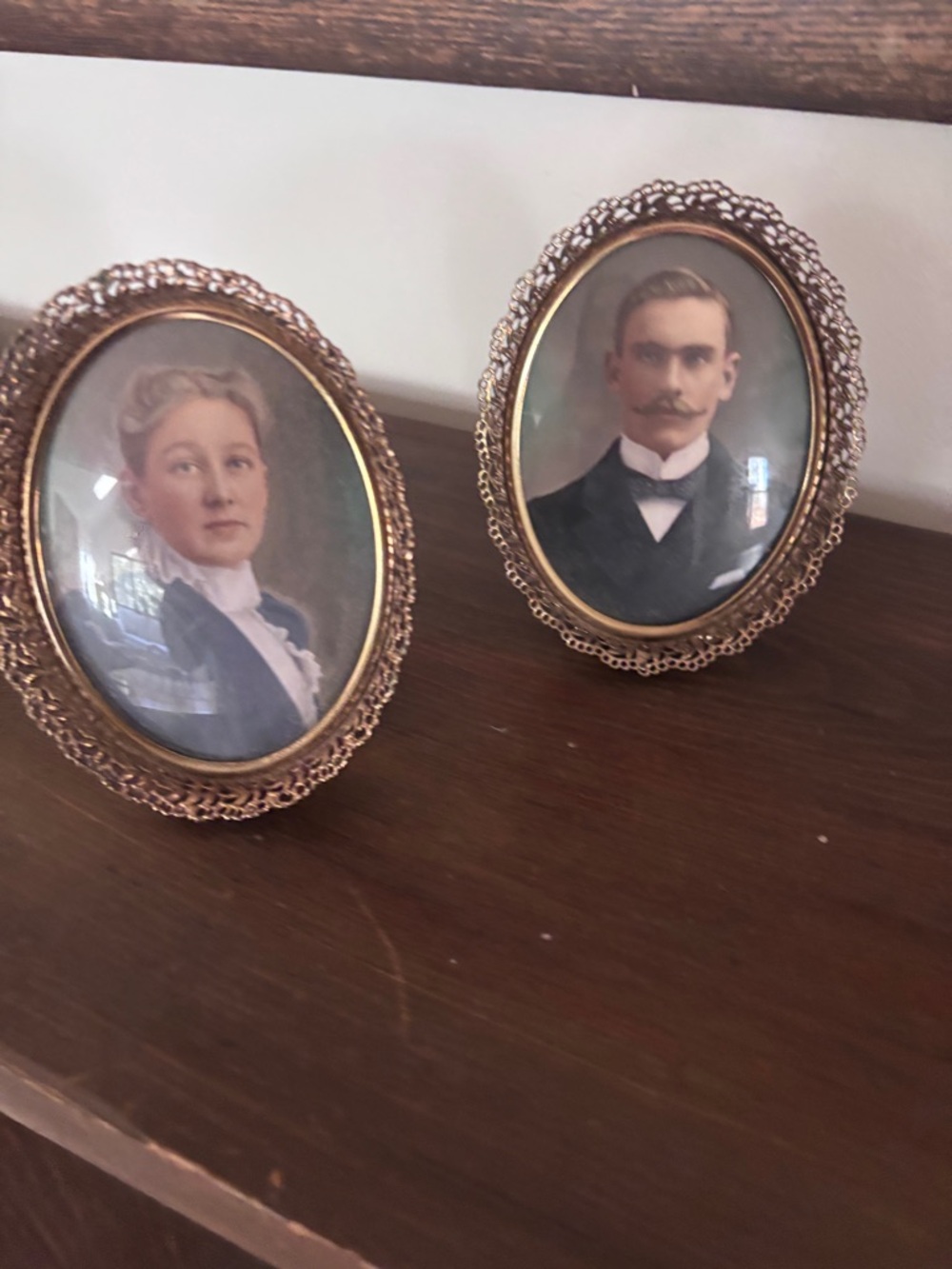 Ornate Gold Oval Photo Frame - Elegant Home Accent